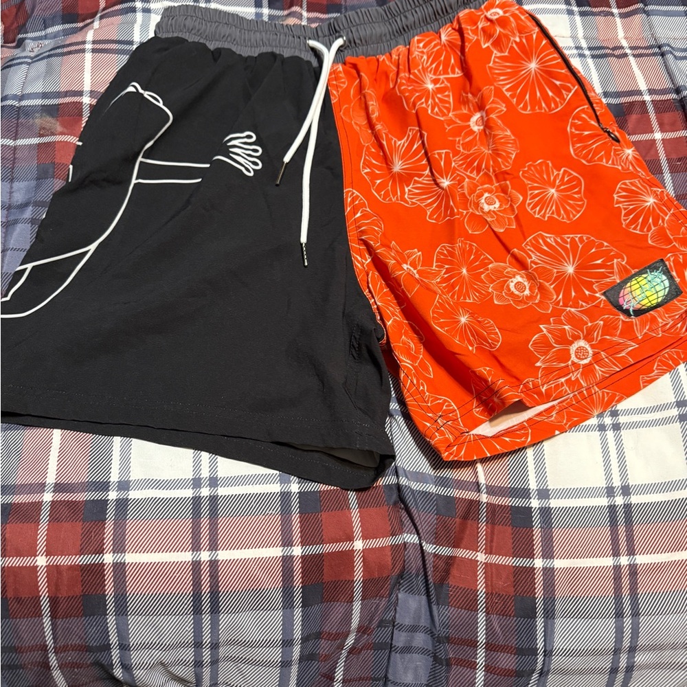Frog Jump Vibrant Black and Orange Floral Men's Athletic Shorts